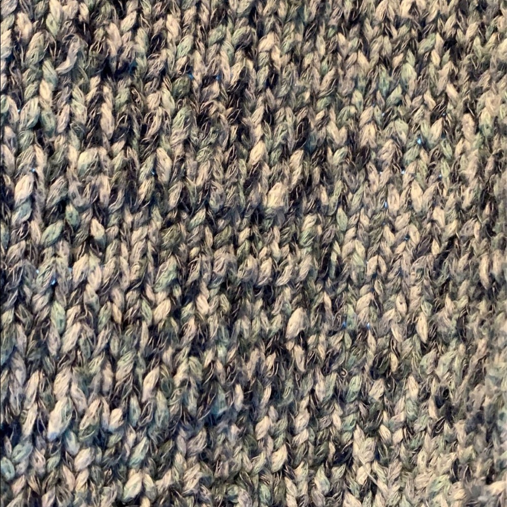 Cropped sweater. - Picture 2 of 4